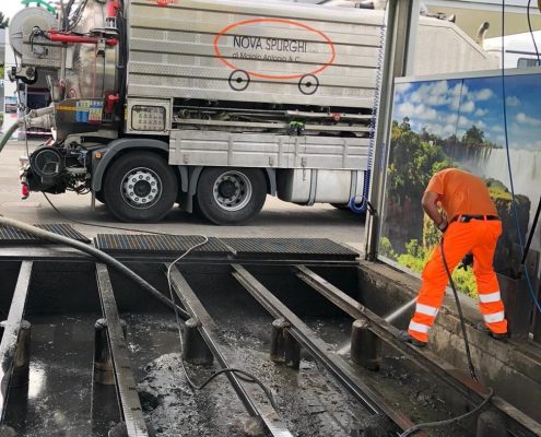 Pulizia vasche autolavaggio