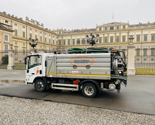 Spurgo camion piccolo Villa Reale Monza