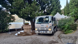 camion fronte lago
